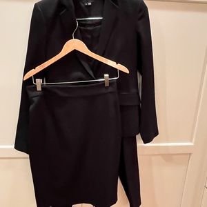 THEORY THREE PIECE NAVY BUSINESS SUIT SIZE 6